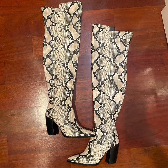 Vince Camuto boots size 8.5 reptile print above the knee - Picture 9 of 9